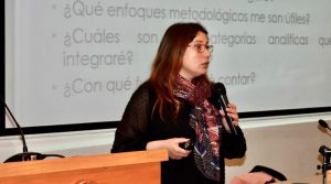 Doctora en Historia dicta clase taller para alumnos de pre y postgrado